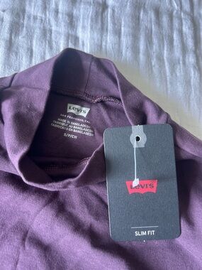 Levi's Slim Crew Tee in Deep Plum